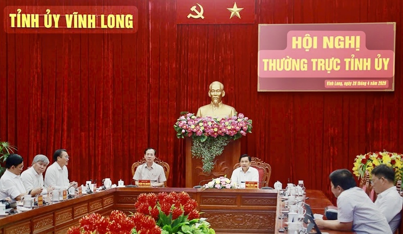 Ông Trần Văn Lâu (thứ hai bên trái), Bí thư Tỉnh ủy Vĩnh Long phát biểu tại hội nghị. Ảnh: Nguyễn Thịnh
