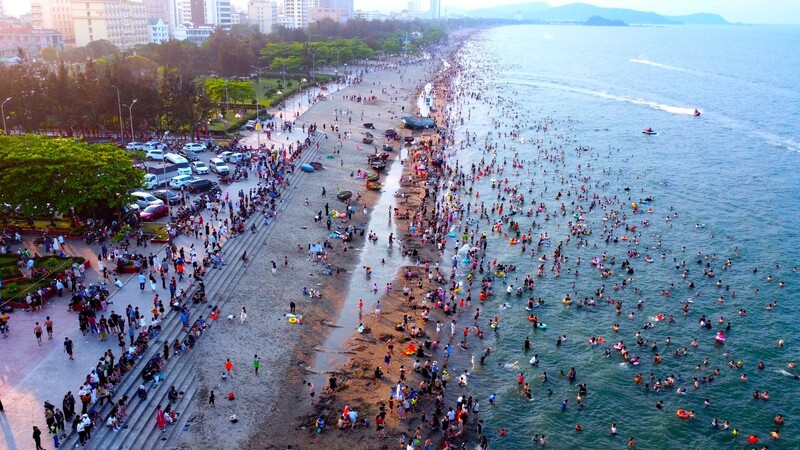 Mỗi năm có hàng triệu lượt khách đến du lịch biển Nghệ An.