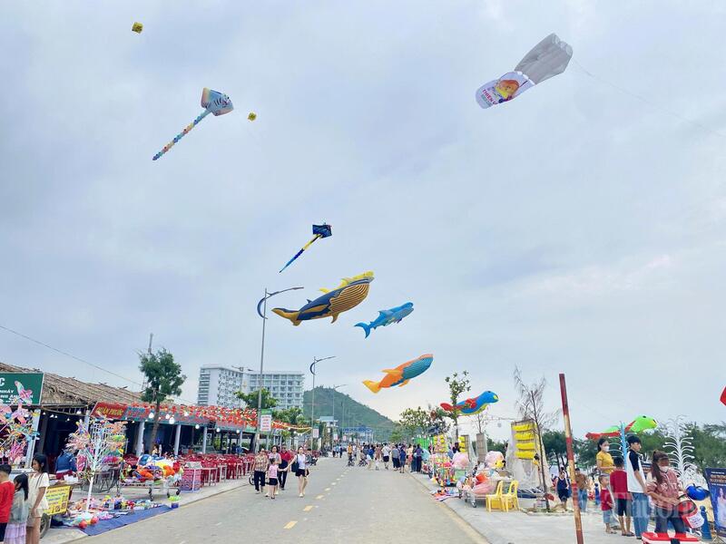 Lượng khách lớn đổ về bãi biển Thiên Cầm trong những ngày nghỉ lễ. Ảnh: Thành Đô