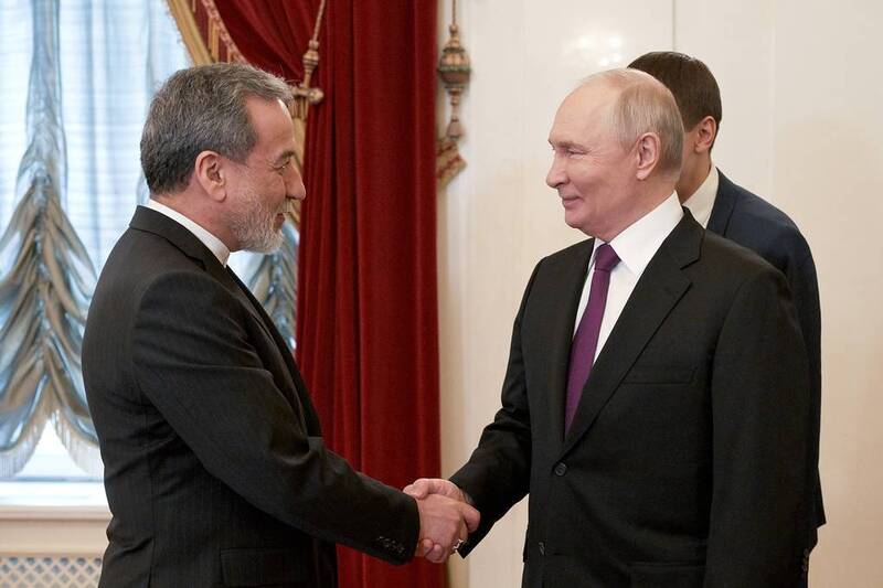 Tổng thống Nga Vladimir Putin gặp Ngoại trưởng Iran Abbas Araghchi tại St. Petersburg, ngày 27/4. Ảnh: RIA Novosti
