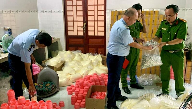 Đoàn kiểm tra đột xuất một địa điểm kinh doanh mỹ phẩm tại số 230, ấp B1, xã Thạnh An.