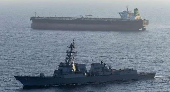 Tàu khu trục mang tên lửa dẫn đường USS Rafael Peralta của Mỹ chặn bắt tàu chở dầu của Iran. Nguồn: CENTCOM/X