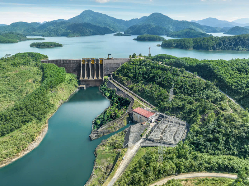 Nhà máy thuỷ điện Bình Điền nhìn từ trên cao - thuỷ điện giữ vai trò chủ lực trong việc cung ứng điện tại thành phố Huế. Ảnh: Nguyễn Tuấn