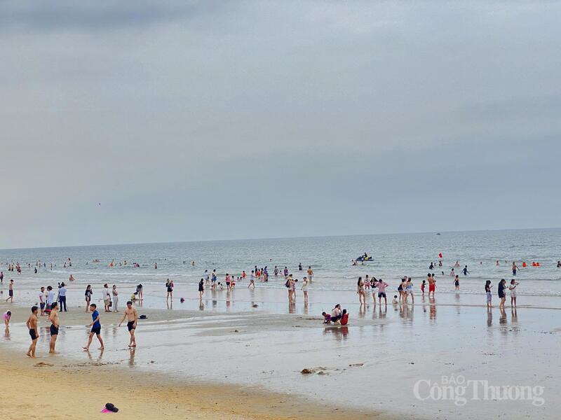 Đông đảo du khách và người dân tìm về bãi tắm giải nhiệt. Ảnh: Thành Đô