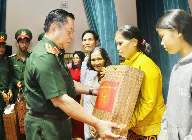 Đại tướng Nguyễn Trọng Nghĩa tặng quà cho các gia đình chính sách nhân kỷ niệm 51 năm Ngày Giải phóng miền Nam, thống nhất đất nước.