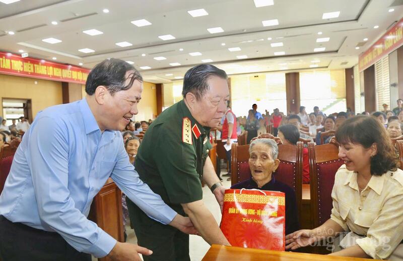 Đại tướng Nguyễn Trọng Nghĩa tặng quà cho Mẹ Việt Nam anh hùng Nguyễn Thị Hiến (phường Quy Nhơn Nam).