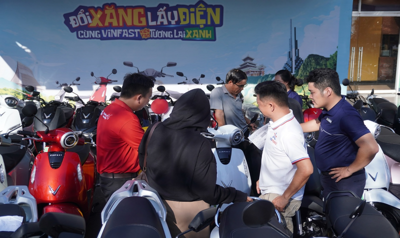 Sự kiện “Đổi xăng lấy điện - Cùng VinFast kiến tạo tương lai xanh” thu hút người dân ngay ngày đầu tiên