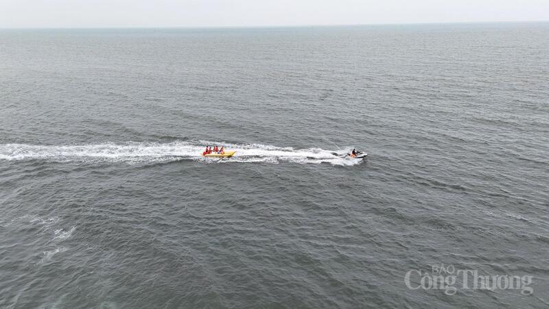 Khu du lịch biển Thiên Cầm hấp dẫn du khách với nhiều hoạt động. Ảnh: Thành Đô