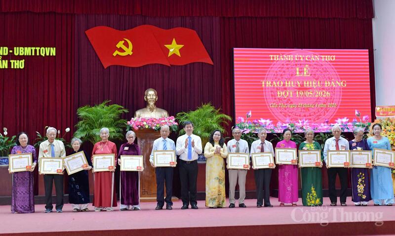 Ban Thường vụ Thành ủy đã quyết định trao và truy tặng Huy hiệu Đảng cho 693 đảng viên.