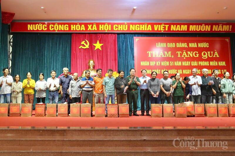 Nhân dịp này, Đại tướng Nguyễn Trọng Nghĩa đã trao 300 suất quà (2,5 triệu đồng/suất) của lãnh đạo Đảng, Nhà nước, Quân ủy Trung ương, Bộ Quốc phòng tặng các gia đình chính sách, người có công và công nhân lao động có hoàn cảnh khó khăn.