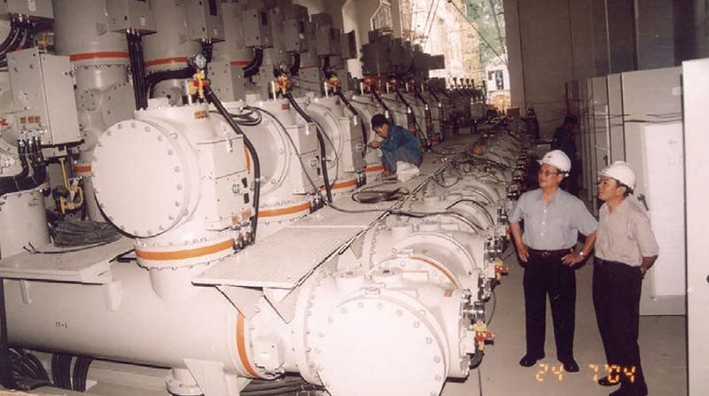 Ông Hoàng Hữu Nghĩa - Giám đốc và ông Lê Văn Phước - Phó giám đốc Công ty Điện lực TP. Hồ Chí Minh kiểm tra công trình Trạm biến áp 220kV Tao Đàn, công trình tiêu biểu cho chương trình hiện đại hóa lưới điện TP. Hồ Chí Minh giai đoạn 1995-2005. Ảnh: EVNHCMC.