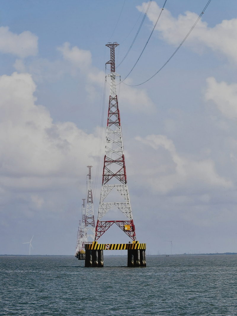 Đường dây trên không vượt biển kéo điện từ TP. Cần Thơ ra đặc khu Côn Đảo. Ảnh: EVN.