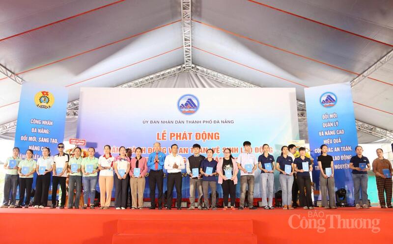 Tặng quà cho công nhân, người lao động có hoàn cảnh khó khăn trong Lễ phát động Tháng hành động về An toàn vệ sinh lao động và Tháng Công nhân Đà Nẵng năm 2026