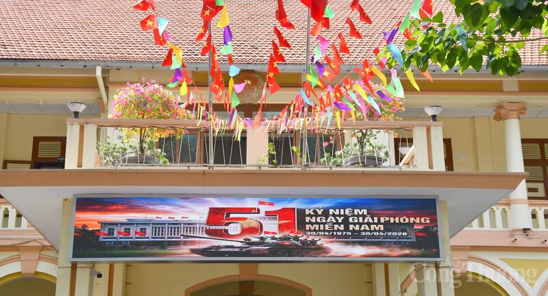 Trường học, doanh nghiệp, cơ quan công sở, khu dân cư, người dân cũng đồng loạt treo cờ Tổ quốc, băng rôn, khẩu hiệu để chào mừng ngày lễ lớn của dân tộc. Ảnh: Thanh Minh.