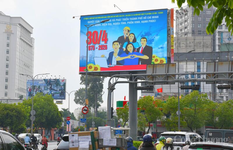 Những tấm pano, áp phích lớn chào mừng "51 năm Giải phóng miền Nam - Thống nhất đất nước" nổi bật trên các tuyến đường chính TP. Hồ Chí Minh. Ảnh: Thanh Minh.
