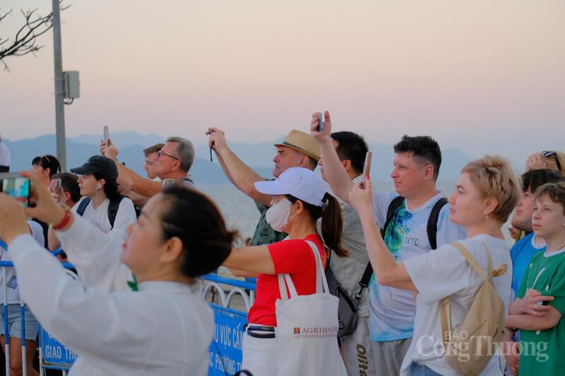 Trong dịp nghỉ Lễ Giỗ Tổ Hùng Vương (10/3) tỉnh Khánh Hòa đón 457.820 lượt du khách trong và ngoài nước. Ảnh: Lê Sơn