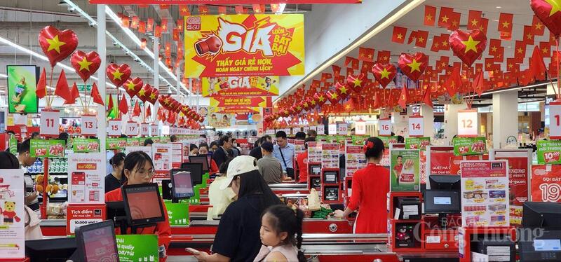 Cờ đỏ sao vàng được trang hoàng tại các siêu thị GO!