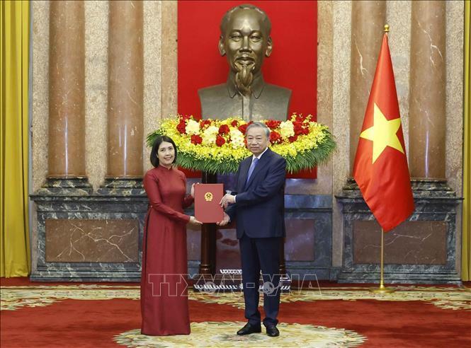 Tổng Bí thư, Chủ tịch nước Tô Lâm trao Quyết định bổ nhiệm bà Nguyễn Hương Trà làm Đại sứ đặc mệnh toàn quyền nước Cộng hoà xã hội chủ nghĩa Việt Nam Việt Nam tại Vương quốc Bỉ, kiêm nhiệm Đại Công quốc Luxembourg và Đại diện thường trực Việt Nam bên cạnh Liên minh Châu Âu. Ảnh: Thống Nhất/TTXVN