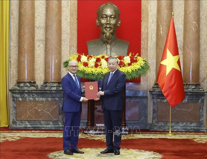 Tổng Bí thư, Chủ tịch nước Tô Lâm trao Quyết định bổ nhiệm ông Trịnh Minh Mạnh làm Đại sứ đặc mệnh toàn quyền nước Cộng hoà xã hội chủ nghĩa Việt Nam tại Ấn Độ, kiêm nhiệm CHDCLB Nepal và Vương quốc Bhutan. Ảnh: Thống Nhất/TTXVN