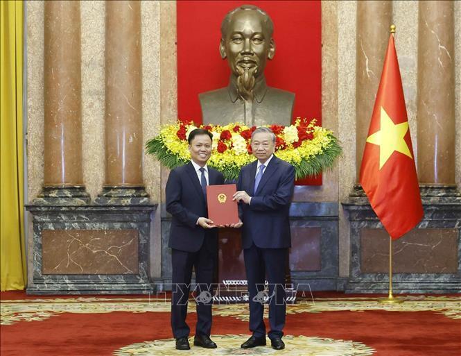 Tổng Bí thư, Chủ tịch nước Tô Lâm trao Quyết định bổ nhiệm cho ông Doãn Khánh Tâm làm Đại sứ đặc mệnh toàn quyền nước Cộng hoà xã hội chủ nghĩa Việt Nam tại CHDCND Triều Tiên. Ảnh: Thống Nhất/TTXVN