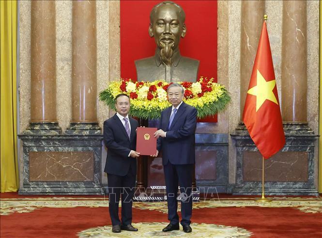 Tổng Bí thư, Chủ tịch nước Tô Lâm trao Quyết định bổ nhiệm ông Nguyễn Thành Lê làm Đại sứ đặc mệnh toàn quyền nước Cộng hoà xã hội chủ nghĩa Việt Nam tại Cộng hoà Kazakhstan, kiêm nhiệm Cộng hoà Kyrgyzstan, Cộng hoà Tajikistan và Georgia. Ảnh: Thống Nhất/TTXVN