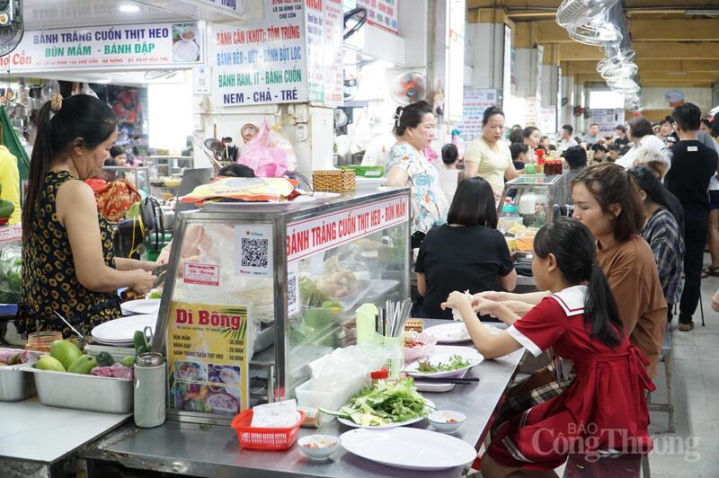 Du khách thưởng thức ẩm thực tại chợ Cồn