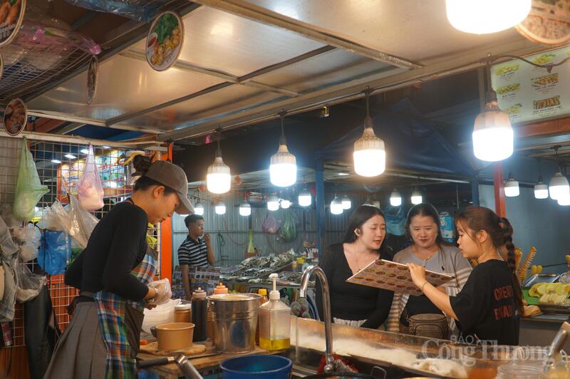 Tiểu thương chợ đêm Sơn Trà chủ động tuân thủ các quy định về an toàn thực phẩm và ký cam kết đảm bảo an toàn thực phẩm