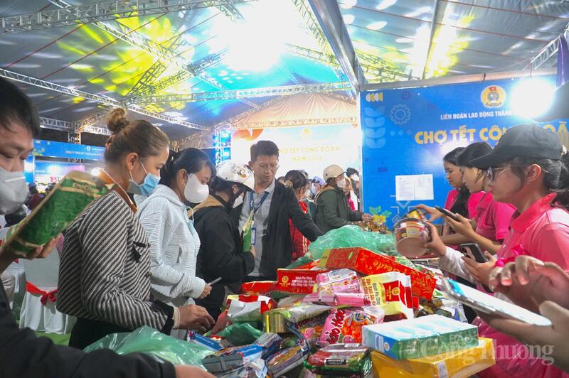 Phiên chợ Công nhân dự kiến tổ chức cuối tháng 5/2026 sẽ tặng 10.000 phiếu mua hàng cho công nhân, người lao động Đà Nẵng. Ảnh: Người lao động mua sắm tại Chợ Tết Công đoàn Đà Nẵng năm 2026