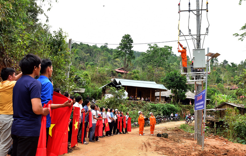 Niềm vui tràn ngập của bà con người Mông tại bản Tia Ma Mủ khi ánh điện được thắp lên. Ảnh: Hà Dũng
