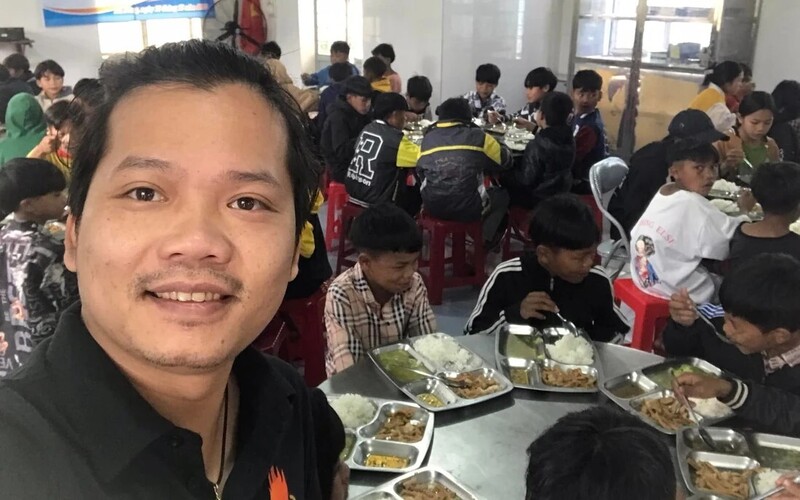 Ông Hoàng Hoa Trung (người bên trái), người sáng lập dự án "Nuôi em". Ảnh: Dự án "Nuôi em"