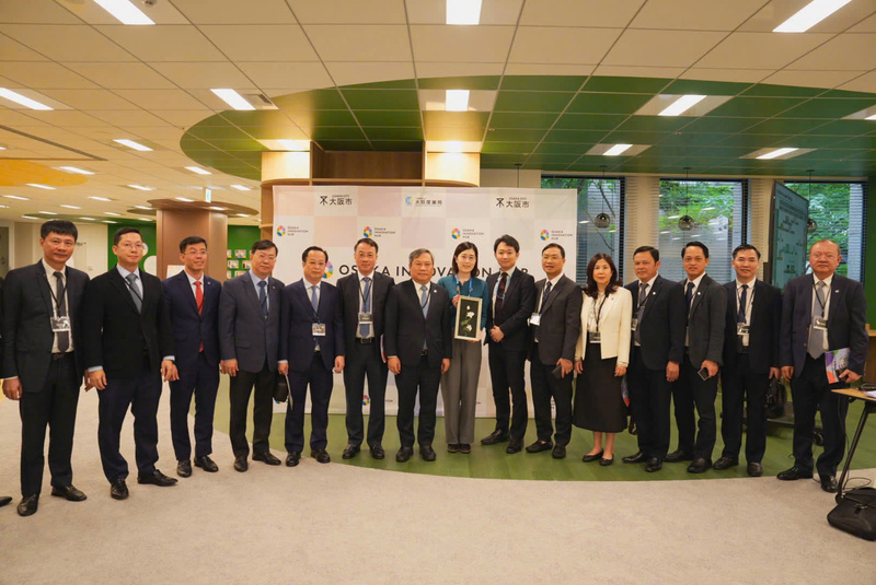 Chủ tịch UBND TP. Hà Nội Vũ Đại Thắng cùng Đoàn công tác của thành phố tại Trung tâm đổi mới sáng tạo Osaka Innovation Hub. Ảnh: Hoàng Linh