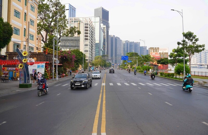 Thời tiết TP. Hồ Chí Minh hôm nay ghi nhận nhiệt độ tăng cao, có nơi nắng trên 37 độ C. Ảnh: Hoàng Giang.