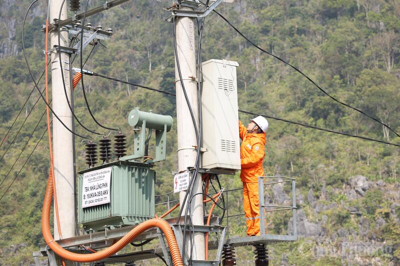 Dự thảo Thông tư quy định chi tiết về bảo vệ công trình điện lực và an toàn trong lĩnh vực điện lực (thay thế Thông tư số 02/2025/TT-BCT ngày 01/02/2025 của Bộ trưởng Bộ Công Thương) nhằm đảm bảo an toàn công trình điện, khắc phục vướng mắc thực tiễn. Ảnh minh hoạ: Lê Vân.