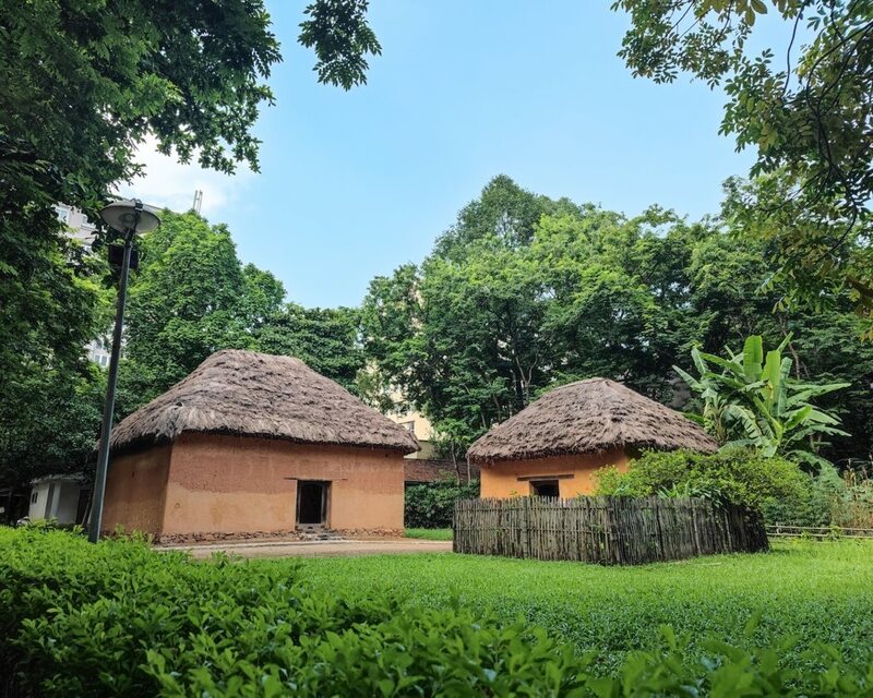 Kiến trúc ngôi nhà Hà Nhì tại Bảo tàng Dân tộc học Việt Nam.