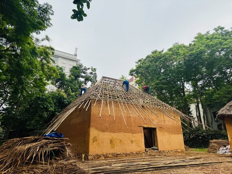 Quá trình sữa chữa ngôi nhà Hà Nhì tại Bảo tàng Dân tộc học Việt Nam.