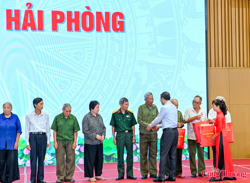 Thủ tướng Chính phủ Lê Minh Hưng tặng quà cho gia đình chính sách trên địa bàn thành phố Hải Phòng.