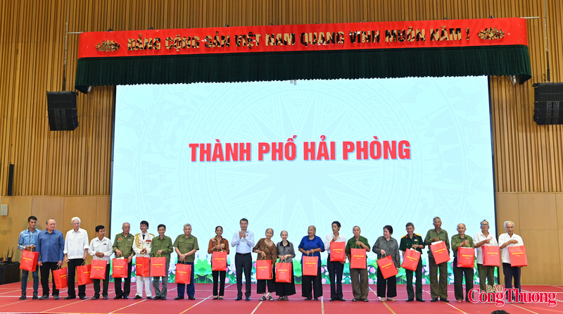 Cũng trong chương trình, Thủ tướng Chính phủ Lê Minh Hưng và đoàn công tác đã tặng 200 suất quà cho các hộ nghèo, công nhân lao động của thành phố Hải Phòng có hoàn cảnh khó khăn; động viên các gia đình khắc phục khó khăn, vươn lên trong cuộc sống.