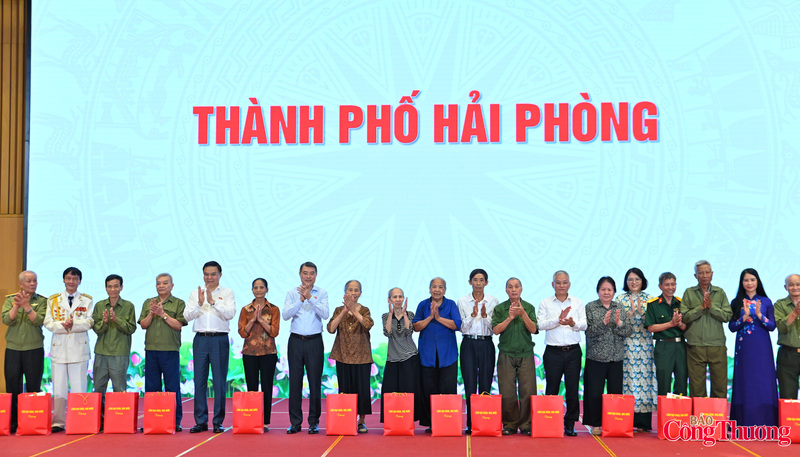 Mỗi phần quà thể hiện sự quan tâm, sẻ chia của Đảng, Nhà nước, góp phần động viên các gia đình vượt qua khó khăn, ổn định cuộc sống.