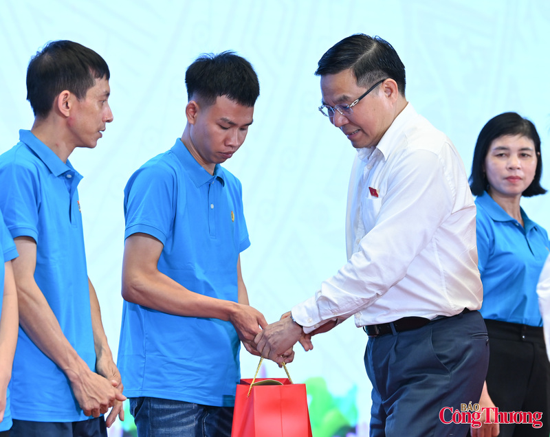 Bộ trưởng Bộ Công Thương Lê Mạnh Hùng tặng quà động viên người lao động có hoàn cảnh khó khăn.