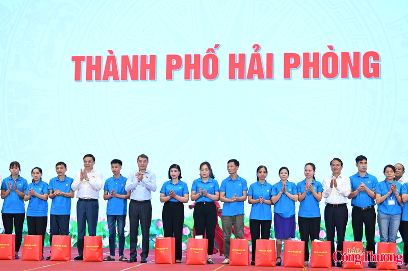 Thủ tướng Chính phủ cùng các đồng chí trong đoàn công tác tặng quà các hộ nghèo, gia đình có hoàn cảnh khó khăn trên địa bàn thành phố Hải Phòng.