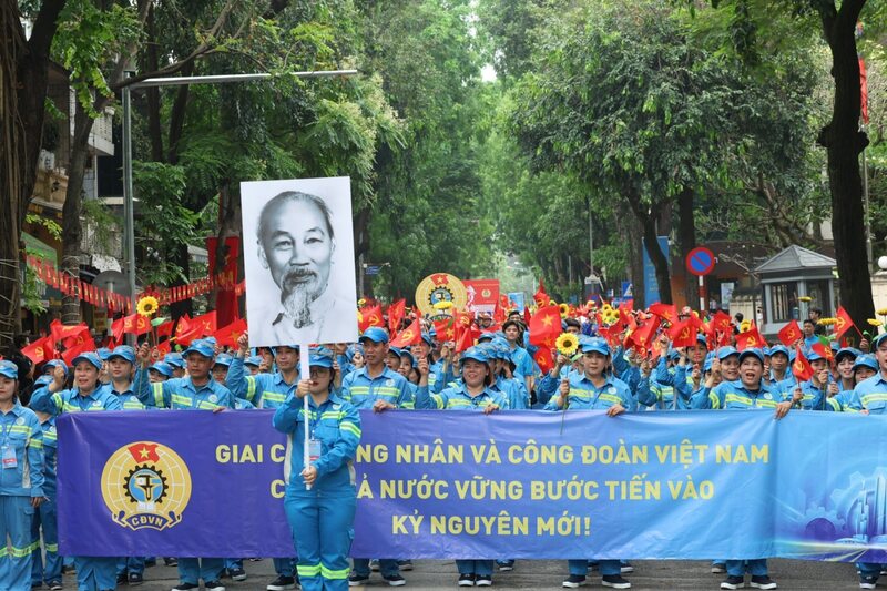 Đoàn diễu hành mở đầu chuỗi hoạt động kỷ niệm 140 năm Ngày Quốc tế lao động. Ảnh: Hải Nguyễn