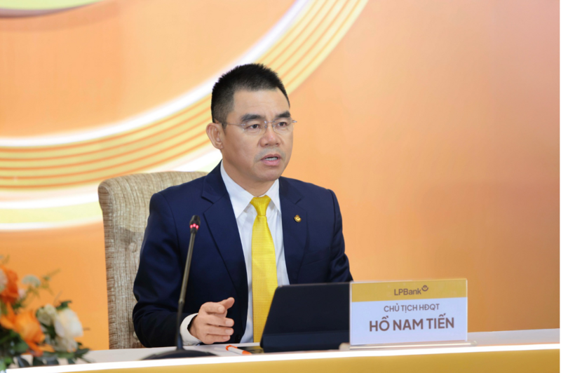 Ông Hồ Nam Tiến, Chủ tịch Hội đồng quản trị LPBank trả lời câu hỏi của các cổ đông