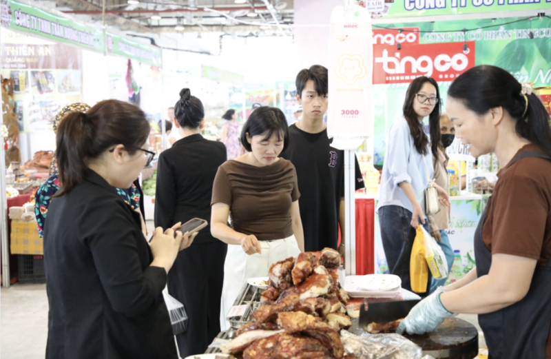 Các mặt hàng chế biến sẵn được nhiều người dân, du khách lựa chọn tại hội chợ hè Quảng Ninh. Ảnh: BQN