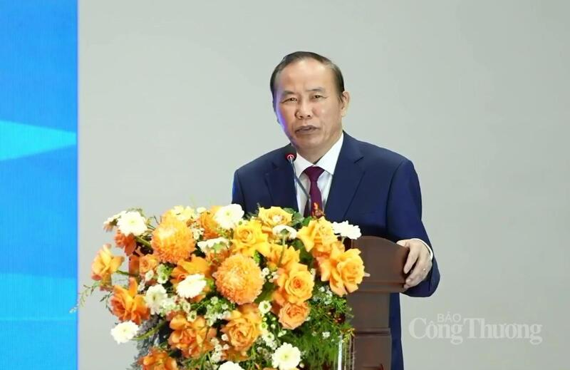 Thứ trưởng Bộ Nông nghiệp và Môi trường Phùng Đức Tiến phát biểu tại sự kiện.
