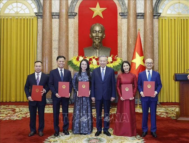 Tổng Bí thư, Chủ tịch nước Tô Lâm trao Quyết định bổ nhiệm cho 5 Đại sứ nước Cộng hoà xã hội chủ nghĩa Việt Nam tại nước ngoài. Ảnh: Thống Nhất/TTXVN