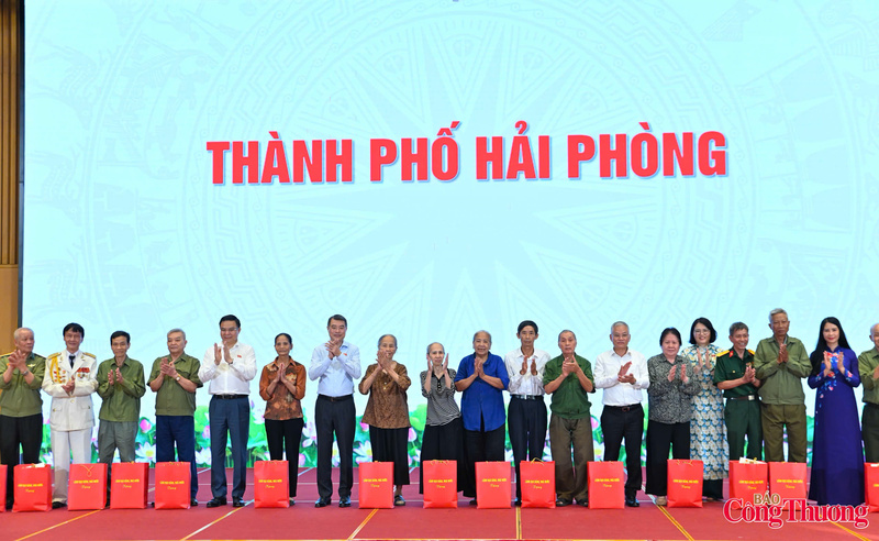 Thủ tướng Chính phủ Lê Minh Hưng và đoàn công tác tặng quà cho các hộ nghèo, công nhân lao động có hoàn cảnh khó khăn. Ảnh: Nam Nguyễn