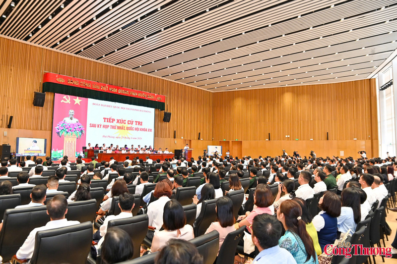 Hội nghị được kết nối trực tuyến từ Trung tâm Hội nghị - Biểu diễn Hải Phòng tới 114 xã, phường, đặc khu của thành phố. Ảnh: Nam Nguyễn