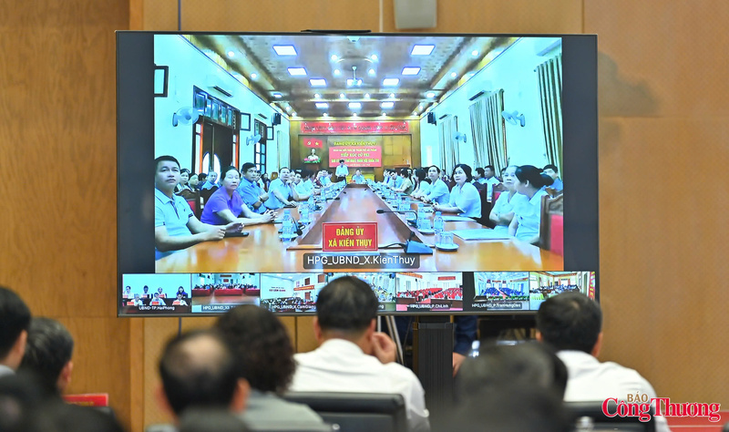 Đại diện các xã, phường, đặc khu của thành phố tham gia hội nghị qua hình thức trực tuyến. Ảnh: Nam Nguyễn