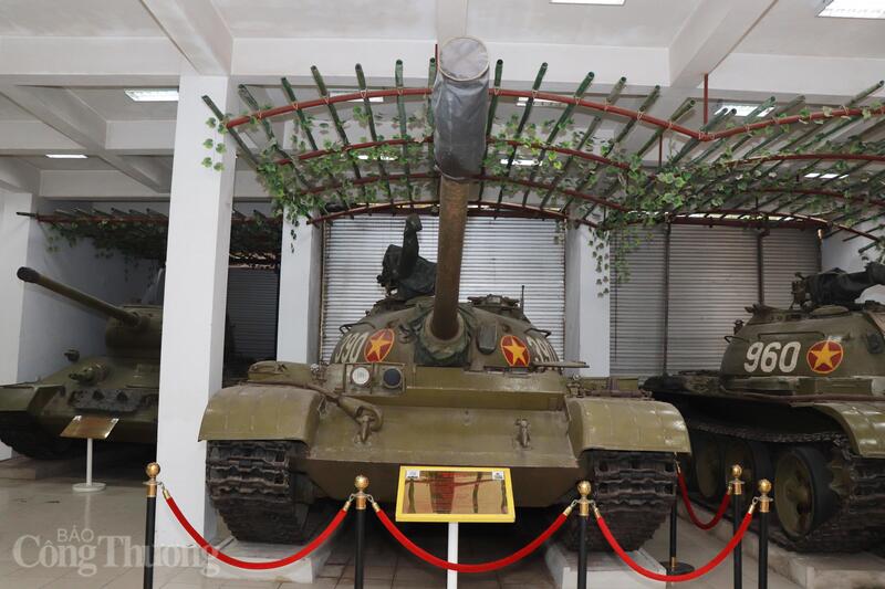 Xe tăng T-59 có trọng lượng khoảng 36 tấn, chiều dài thân xe 6,04m. Xe đạt vận tốc tối đa khoảng 55 km/h. Về hỏa lực, T-59 được trang bị pháo chính 100 mm, súng máy phòng không 12,7 mm và 2 súng máy 7,62 mm.