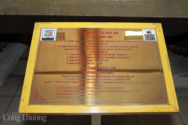 Kíp xe tăng 390 húc đổ cổng Dinh Độc Lập gồm: Trung úy Vũ Đăng Toàn, Chính trị viên đại đội, Trưởng xe; Trung úy Lê Văn Phượng, Đại đội phó kỹ thuật, Pháo thủ số 2; Trung sĩ Ngô Sỹ Nguyên, pháo thủ số 1; Trung sĩ Nguyễn Văn Tập, lái xe.